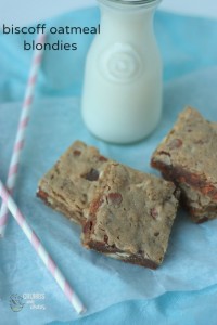 Biscoff Oatmeal Blondies | Crumbs and Chaos #dessert #blondies #biscoff www.crumbsandchaos.dreamhosters.com