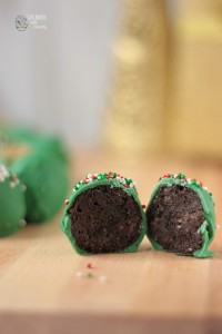Christmas Oreo Cookie Ball Tree | Crumbs and Chaos #oreocookieballs #Christmas www.crumbsandchaos.dreamhosters.com