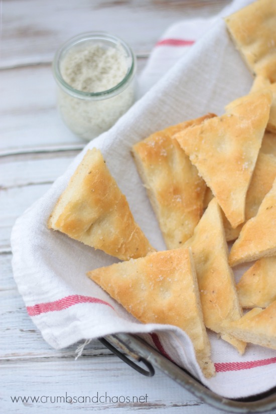 Easy Garlic Focaccia Bread | recipe on www.crumbsandchaos.dreamhosters.com