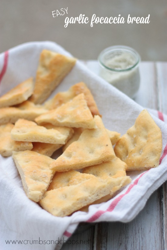 Easy Garlic Focaccia Bread | recipe on www.crumbsandchaos.dreamhosters.com