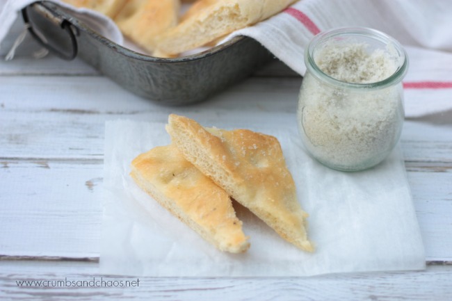 Easy Garlic Focaccia Bread | recipe on www.crumbsandchaos.dreamhosters.com